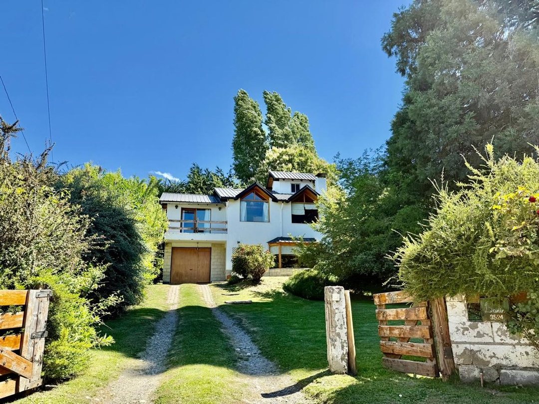 Casa 5 ambientes venta Melipal con vista al lago