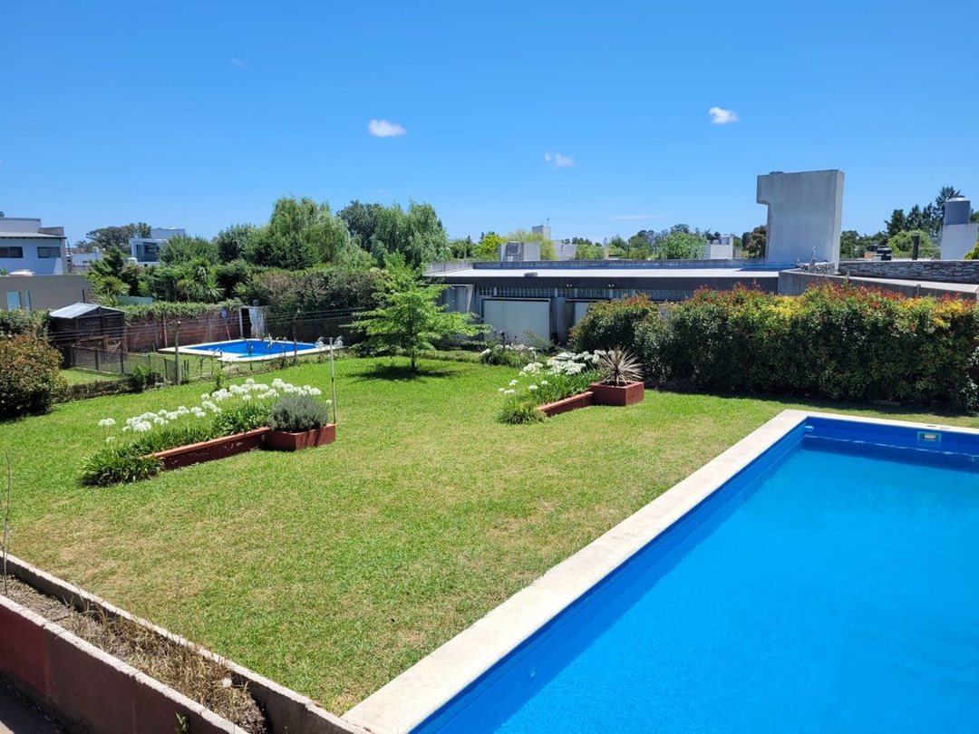 CASA CON PILETA MAS 3 LOTES EN VENTA SICARDI