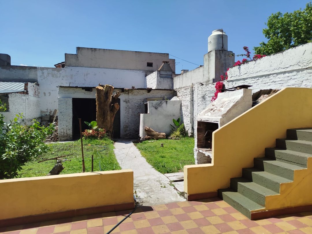 VENTA CASA 3 AMB. COCHERA GALPON APTO CREDITO