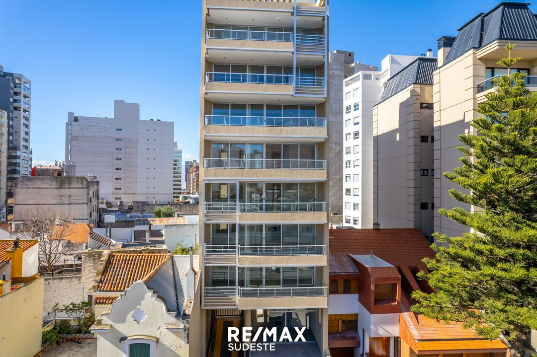 VENTA PISO 4 AMBIENTES C/ 2 COCHERAS SOBRE AV ALEM
