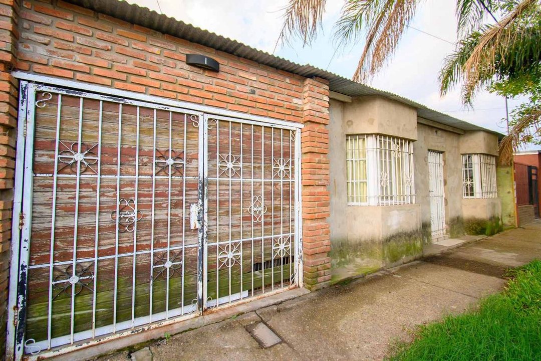 Venta- Casa 3d, cochera doble y patio -B° Favaloro