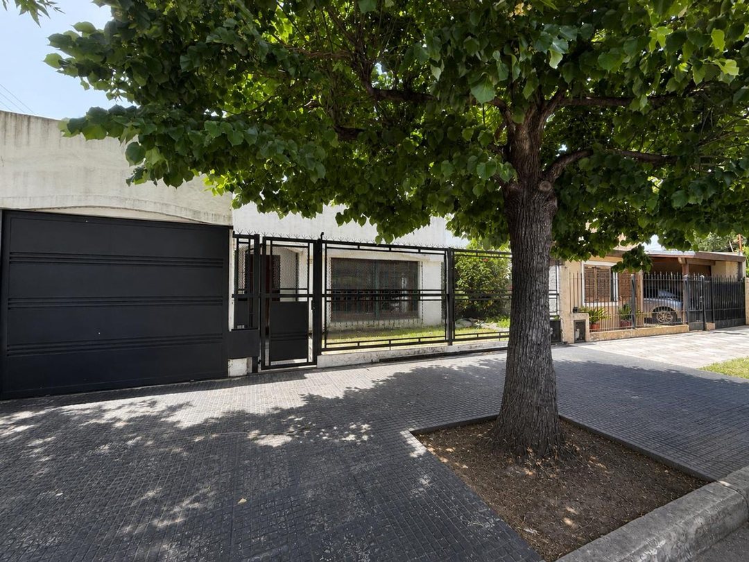CASA EN VENTA 5 AMB. MONTE GRANDE ZONA TRANQUILA
