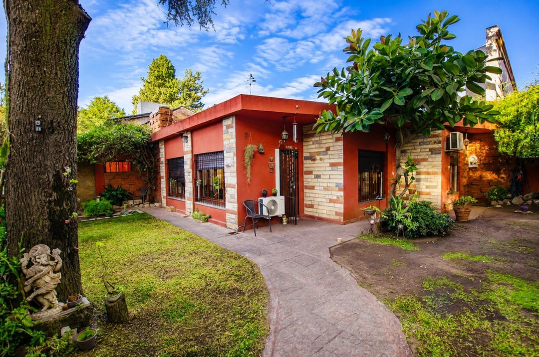 CASA EN VENTA BURZACO EXCELENTE UBICACION