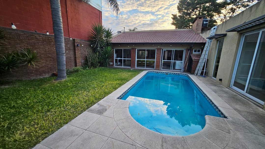 Hermosa casa en venta 4 dorm patio piscina 3 coch