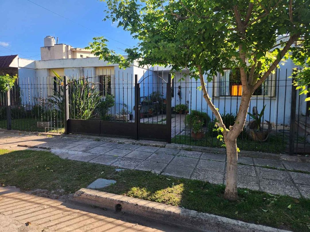 VENTA CASA  ARGUELLO NORTE  4 DORMITORIOS (UOCRA)