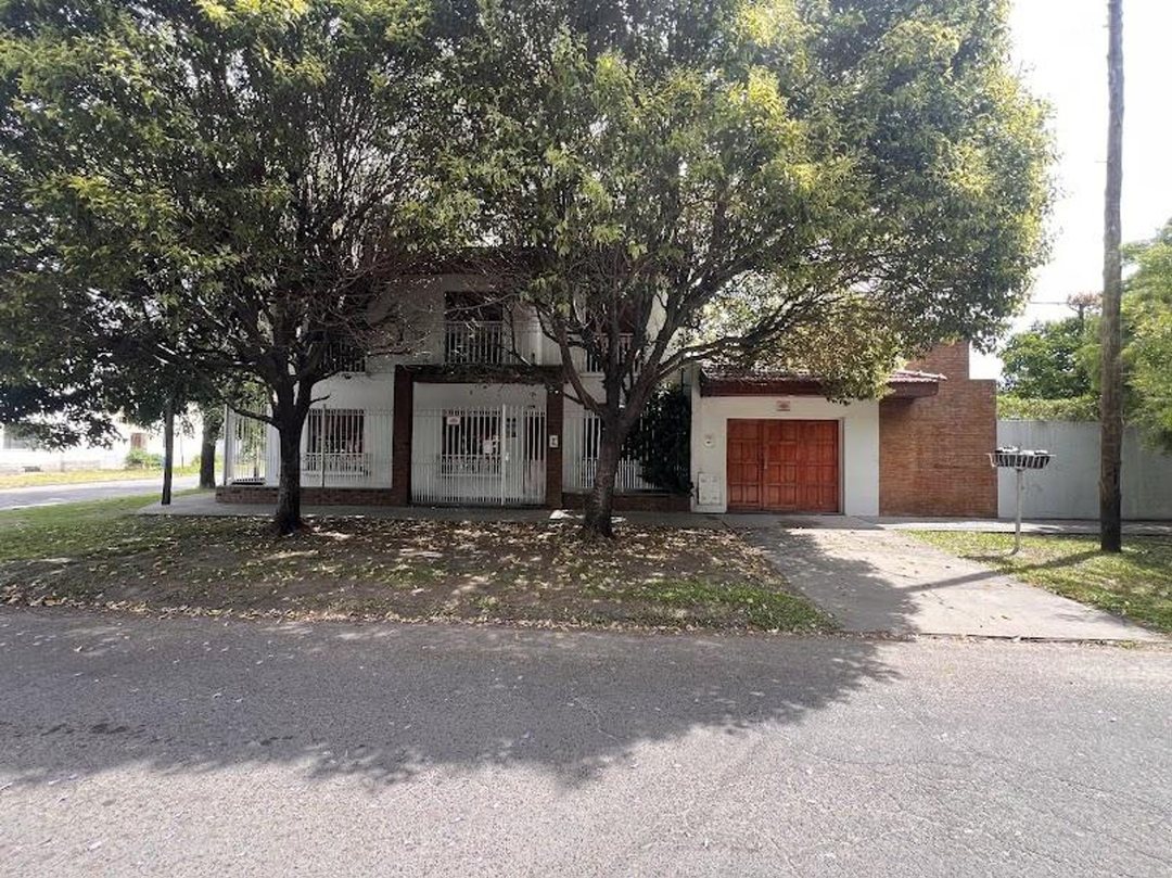 CASA 3/4 DORM JARDÍN COCHERAS VENTA LA PLATA