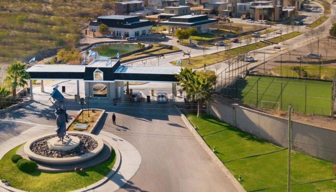 VENTA DE LOTE ESQUINA EN LA BASTILLA