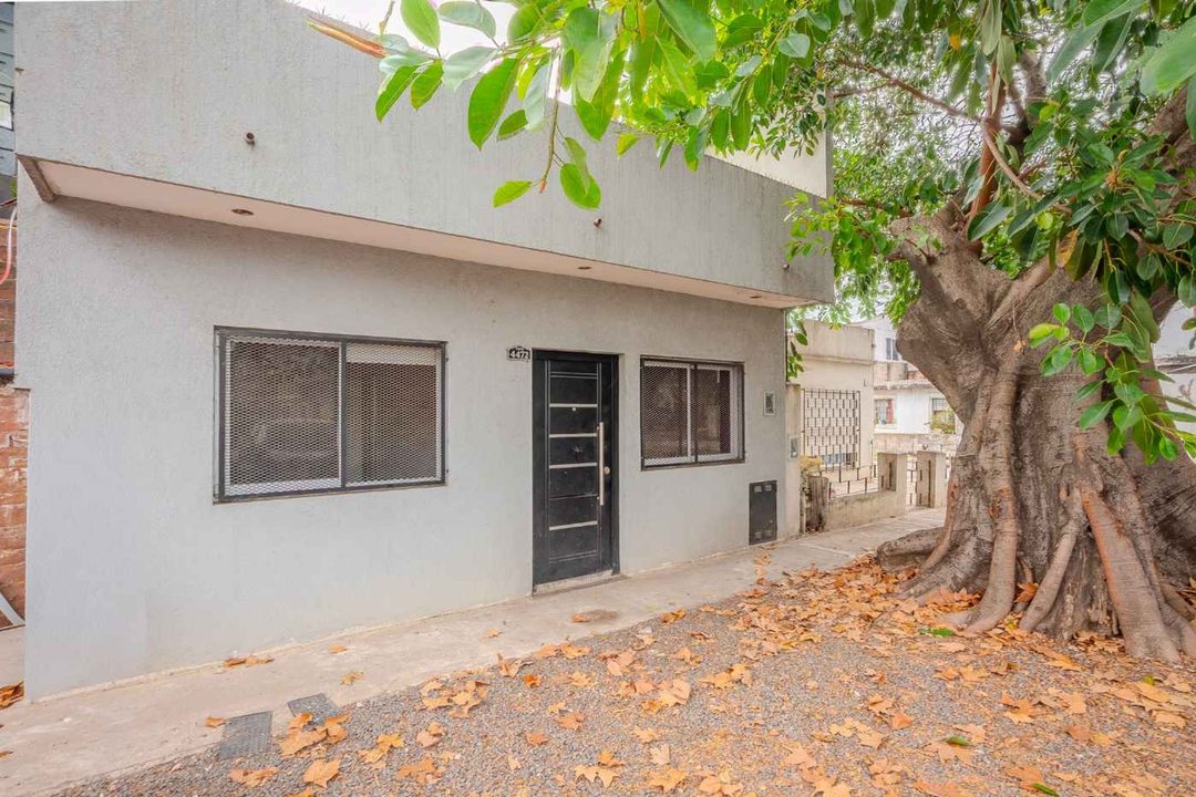 VENTA CASA 3 AMB REFACCIONADA  - CASEROS