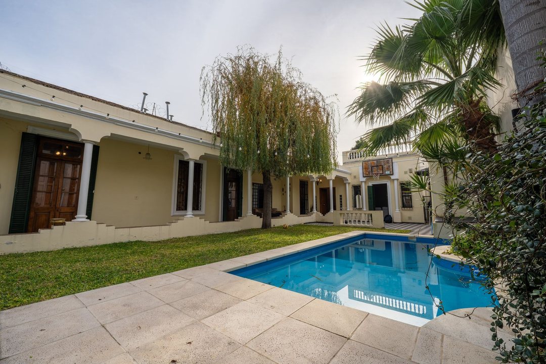 VENTA CASA 2 DORMITORIOS CON PILETA-BARRIO ALBERDI