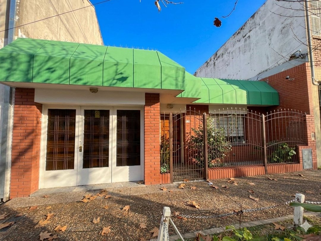 Casa para dos familias en Quilmes Oeste. Permuta