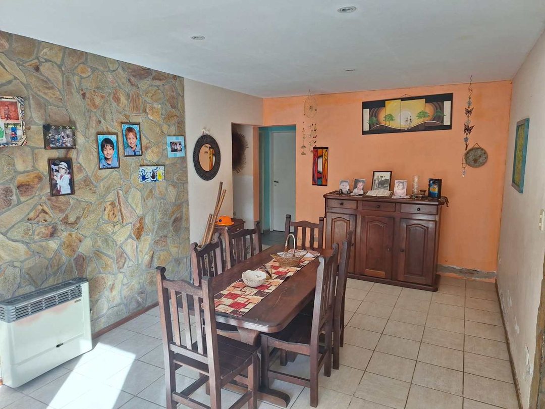 VENTA CASA DE 3 DORMITORIOS CON PATIO