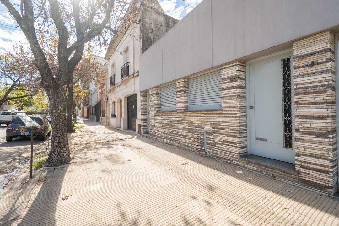 Casa de 4 dorm con cochera a mts de la Legislatura