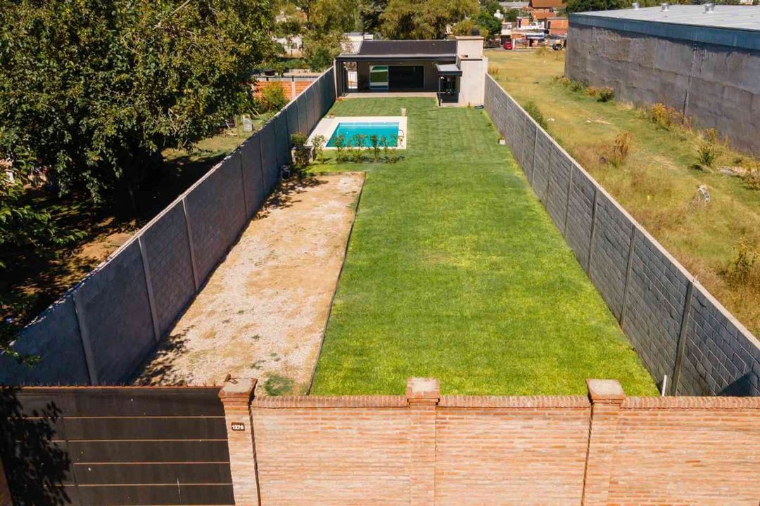 TERRENO CON MEJORAS EN VENTA EN BURZACO