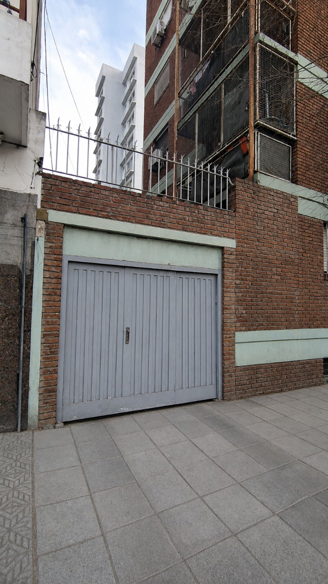 VENTA COCHERA CUBIERTA CASEROS CENTRO
