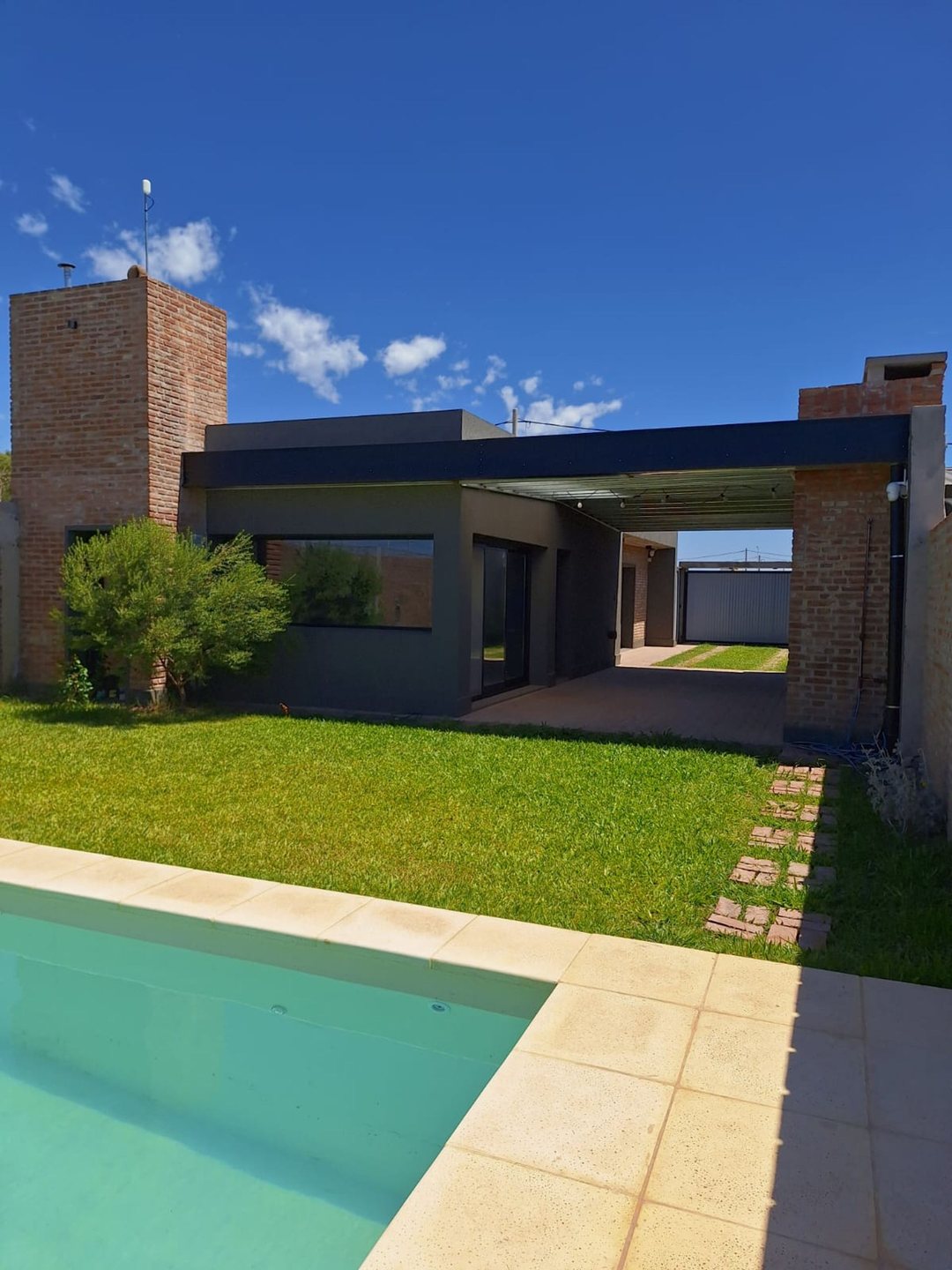 CASA EN VENTA 2 DORMITORIOS PILETA PUEBLO ESTHER