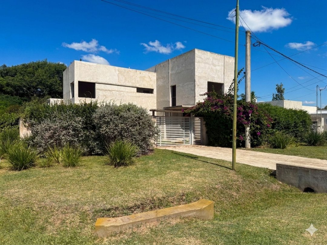 VENTA/CASA EN CONSTRUCCIÓN/PILETA/B° V. LOS ALAMOS