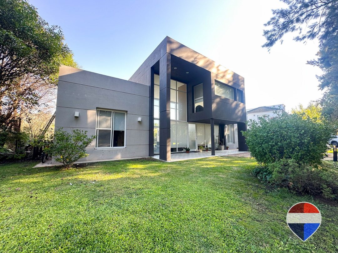 CASA DE 4 AMBIENTES EN BARRIO EL LAUQUÉN
