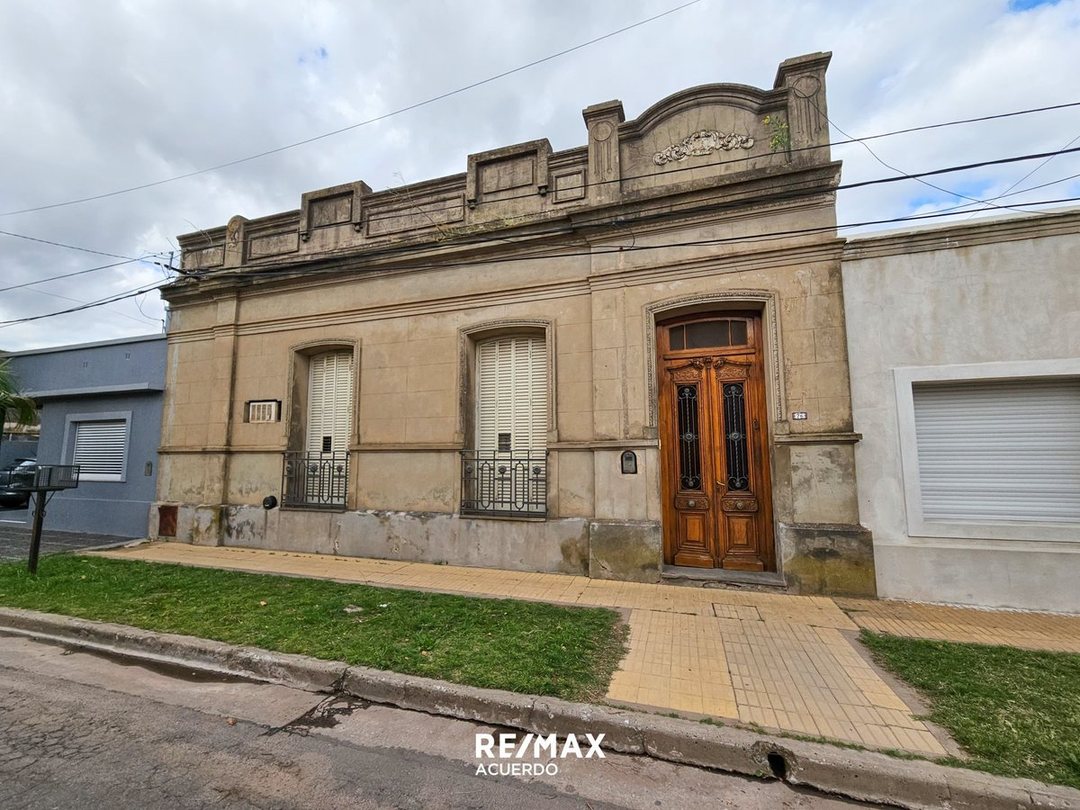 VENTA CASA TRES DORM. Y PATIO EN ROJO APTA CREDITO