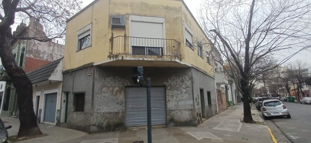 VENTA DE CASA A RECICLAR CON LOCAL COMERCIAL