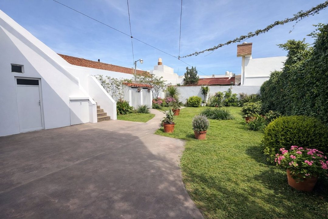 CASA PARA 2 FAMILIAS VENTA LANUS GALPON JARDIN