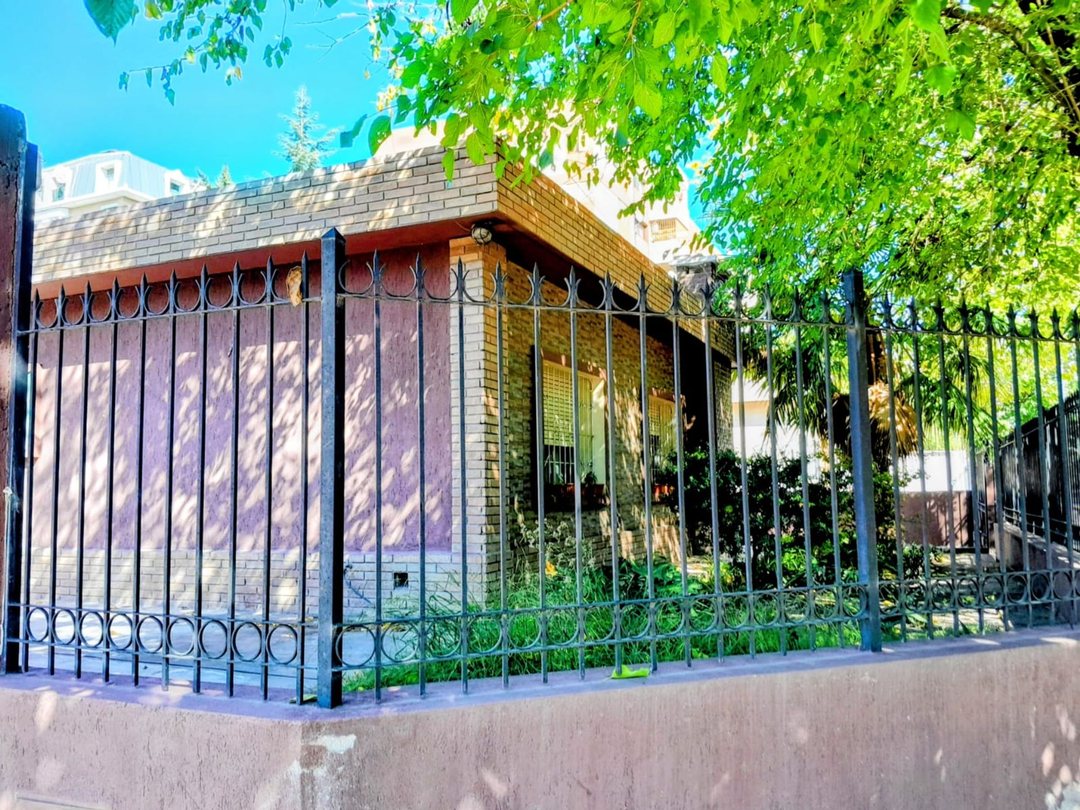 Excelente casa esquina en venta en calle Peru