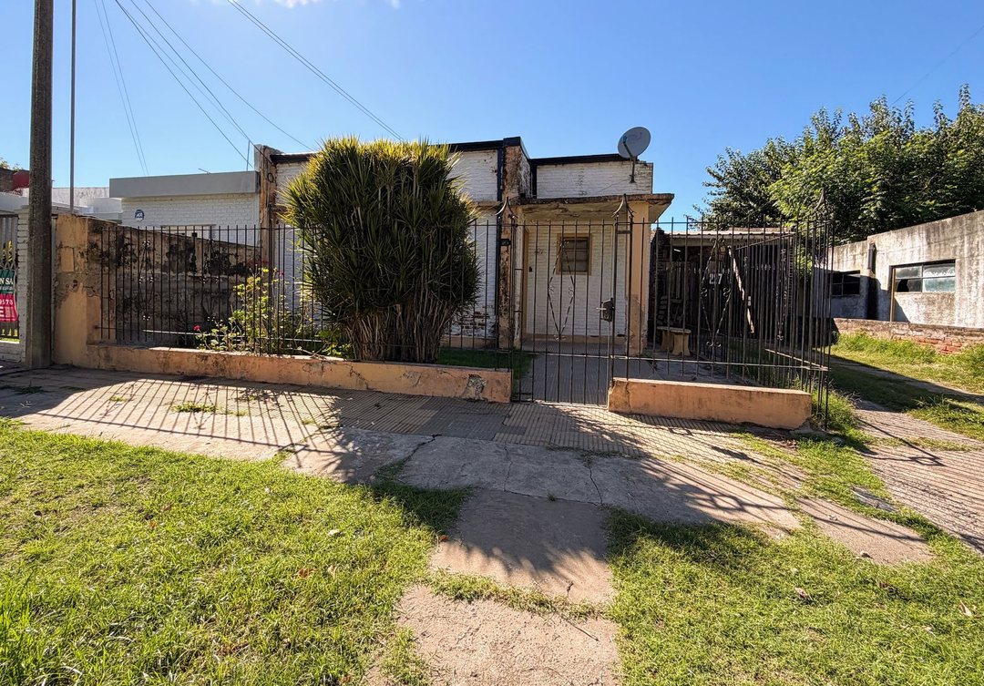 VENTA/ CASA CON PATIO/ B°VILLA DEL PARQUE