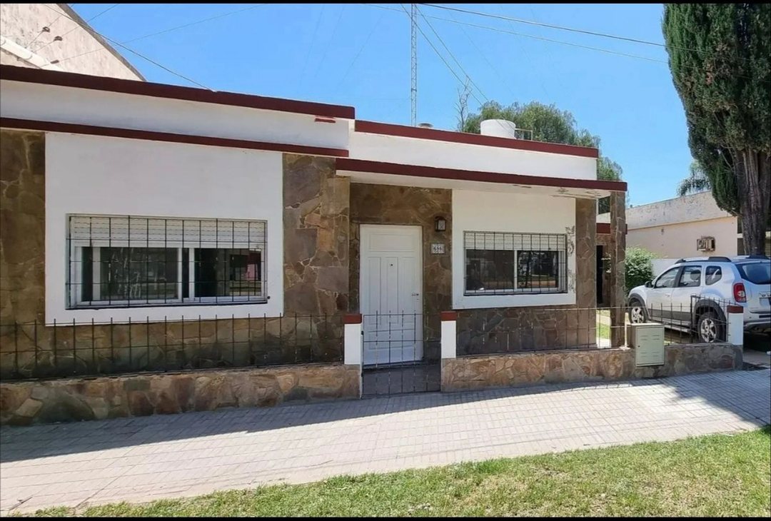 En Viale, casa 5 ambiente con gran terreno
