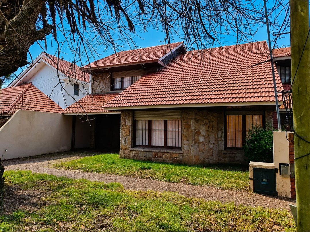 Venta casa 5 ambientes cochera patio Constitucion