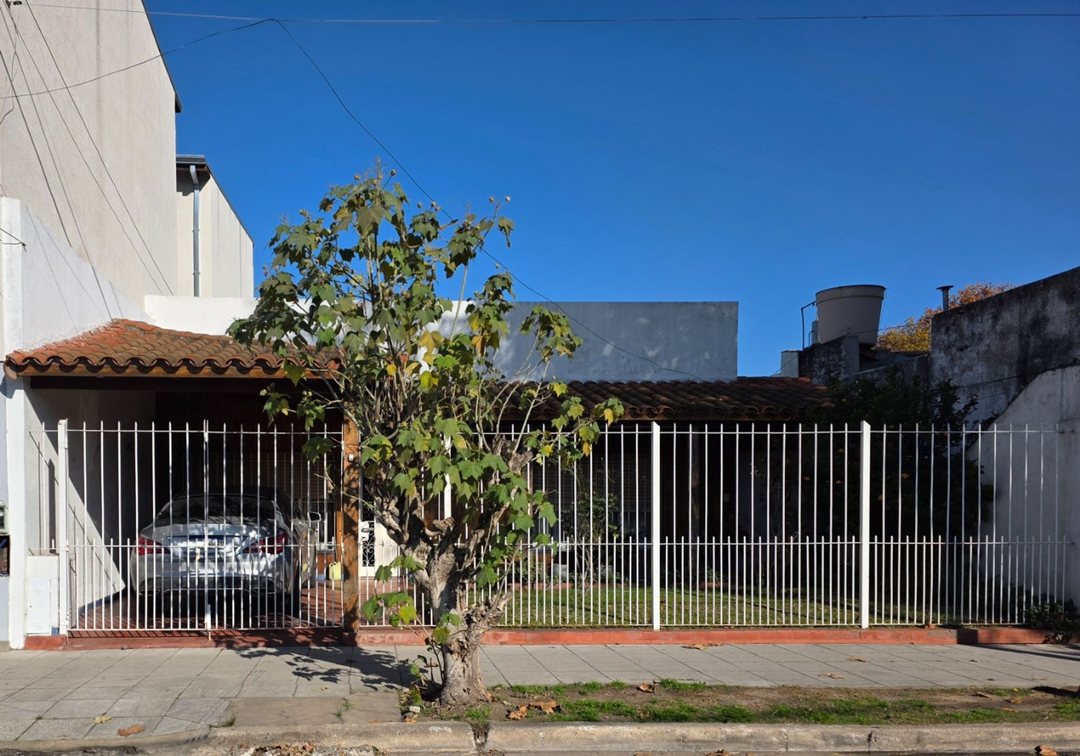 Venta Casa 3 ambientes con cochera. Quilmes Centro