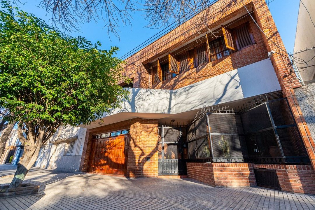 VENTA CASA 3 DORM. COCHERA JARDIN Y PILETA