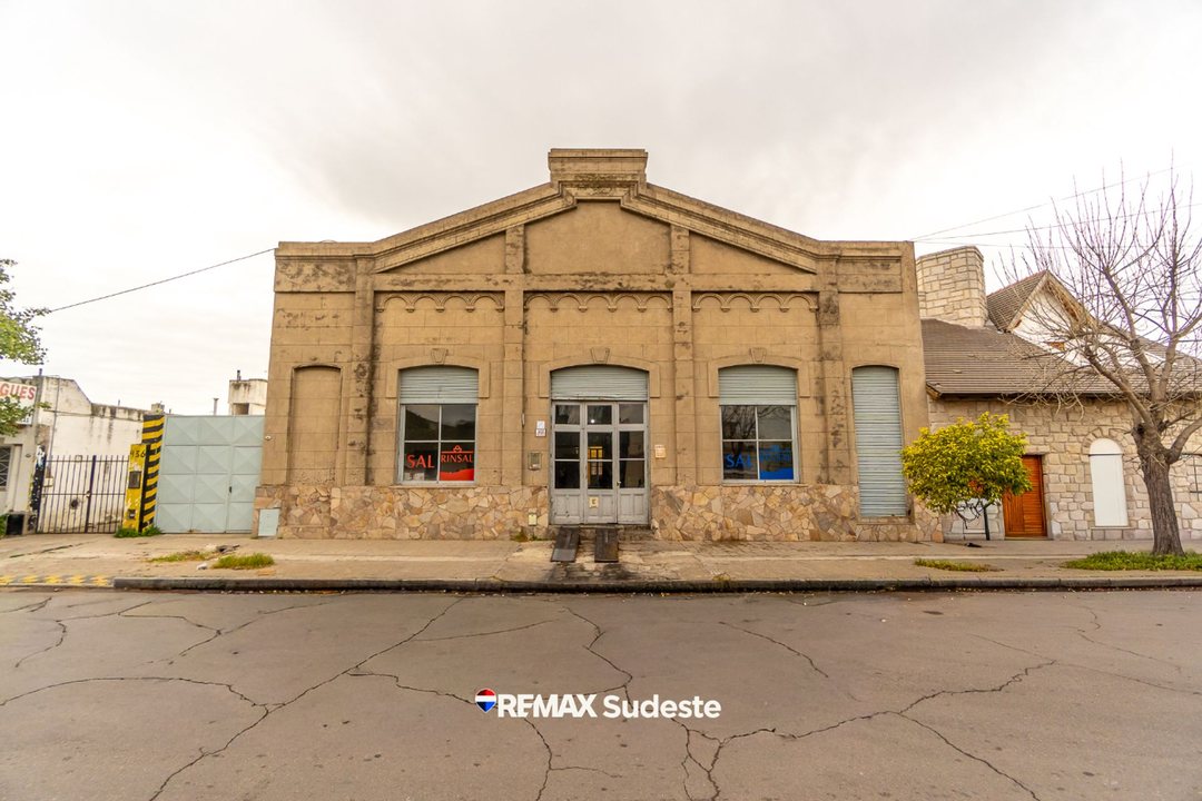 Importante deposito comercial ubicado Santa Fe 452