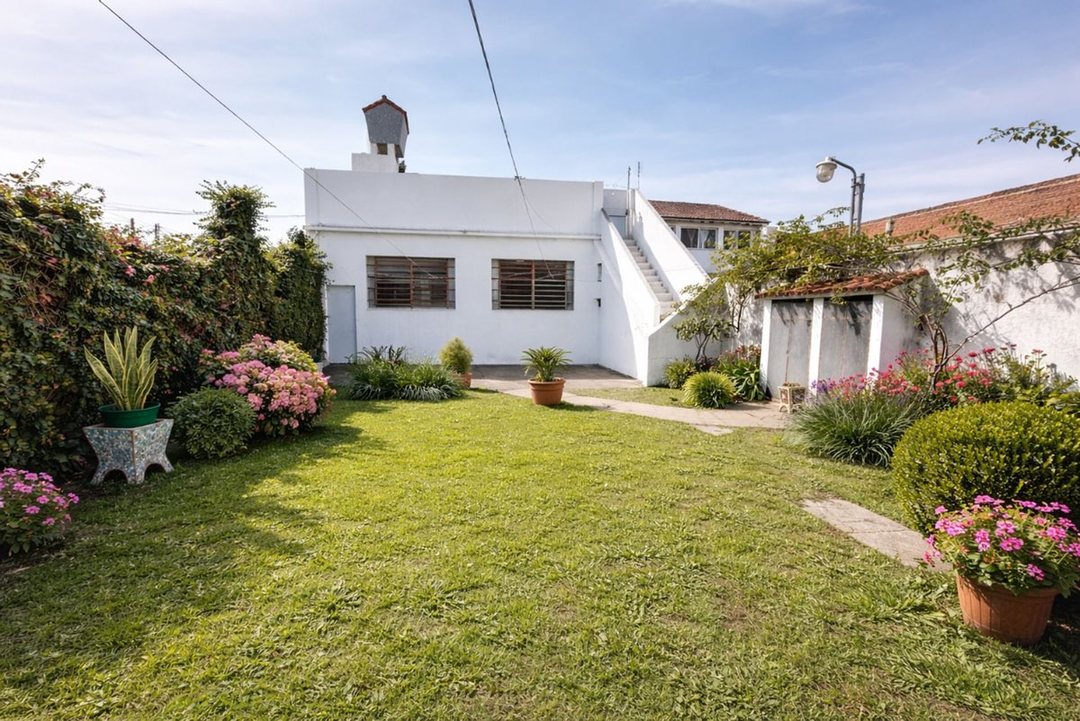 CASA PARA 2 FAMILIAS EN VENTA LANUS COCHERA JARDIN