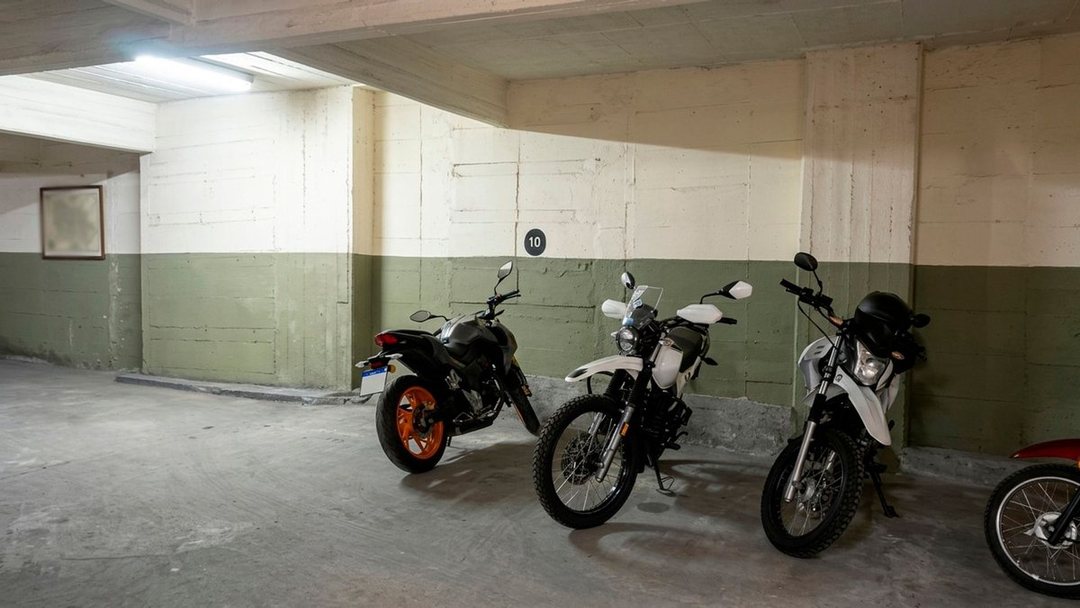 Cochera Fija Cubierta en Venta - 10 m² - Abasto