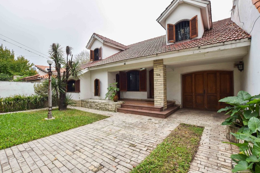 VENTA CASA TRES DORMITORIOS CON JARDIN Y COCHERA