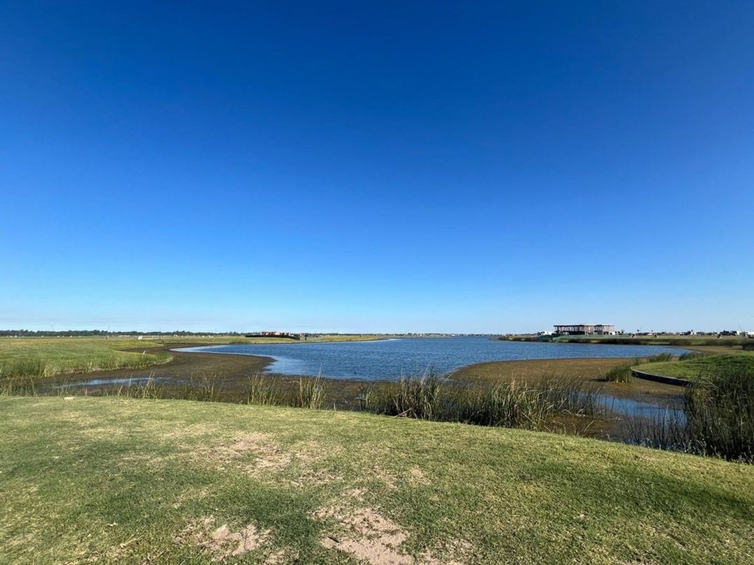 Puertos del Lago, lote al agua orientacion NE