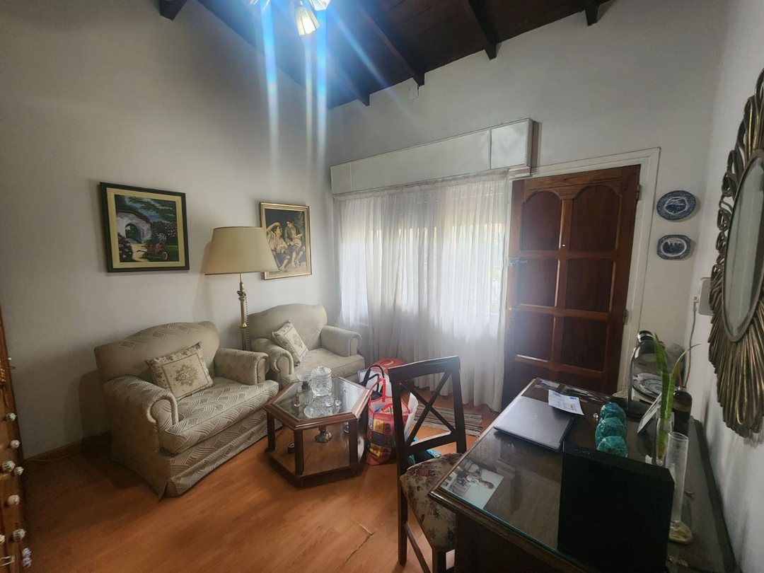 VENTA DE CASA 3 AMB. EN BANFIELD JARDIN COCHERA