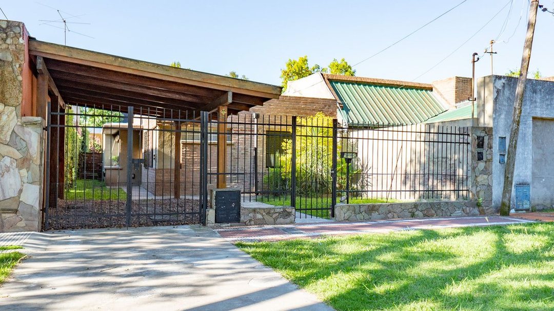 CASA 2 DORMITORIOS PATIO PILETA COCHERA VENTA