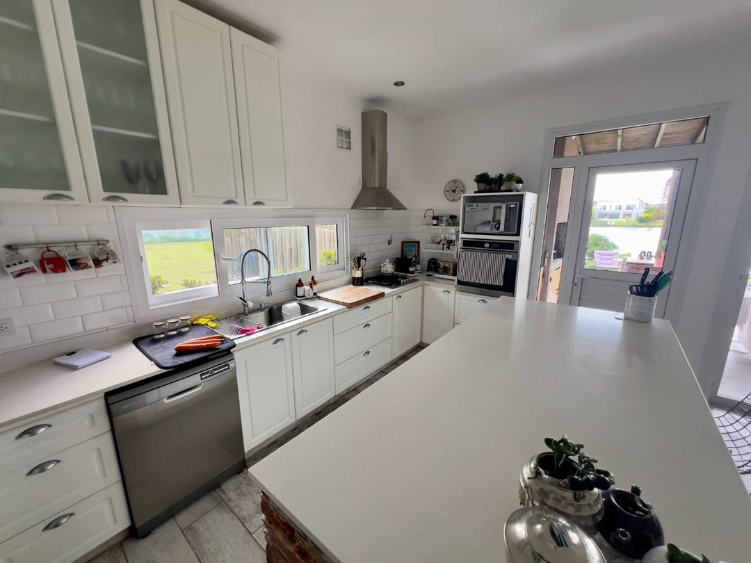VENTA CASA 6 AMBIENTES CANTON NORTE A LA LAGUNA