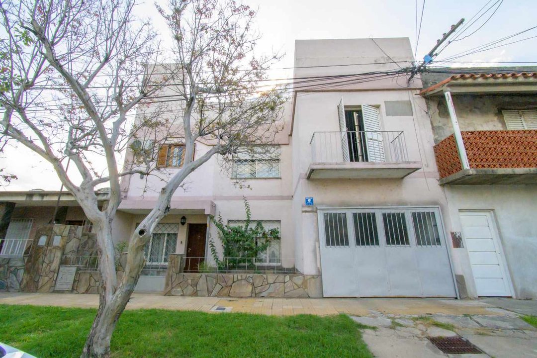 CASA 5 DORMITORIOS A UNA CUADRA DE A DEL VALLE