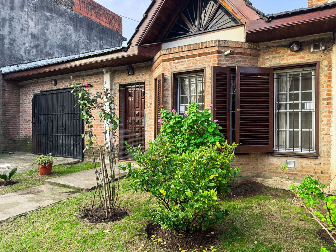 VENTA CASA 4 AMBIENTES EN BURZACO CON JARDIN