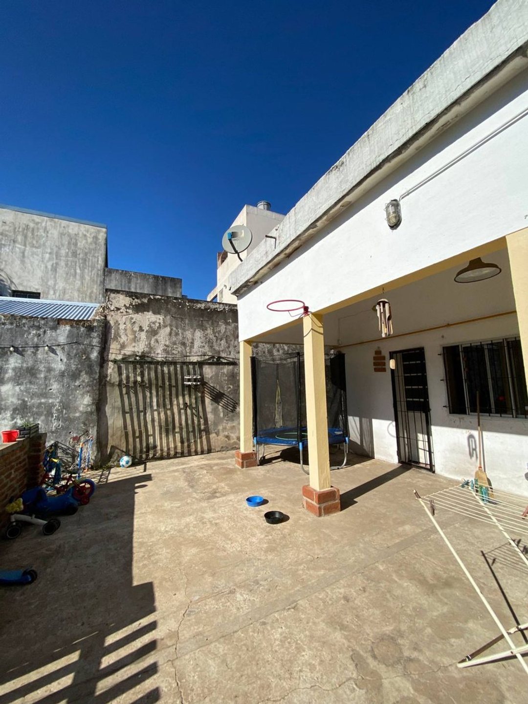 CASA EN VENTA 2 DORMITORIOS. 2 COCHERAS. PILETA
