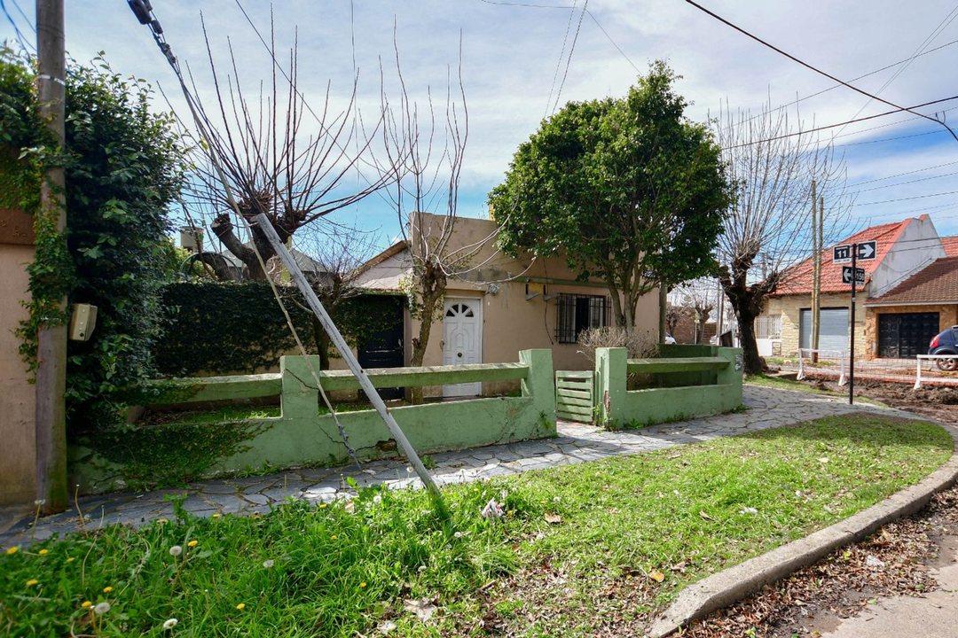 Casa 3 dormitorios APTA BANCO c/ cochera y patio