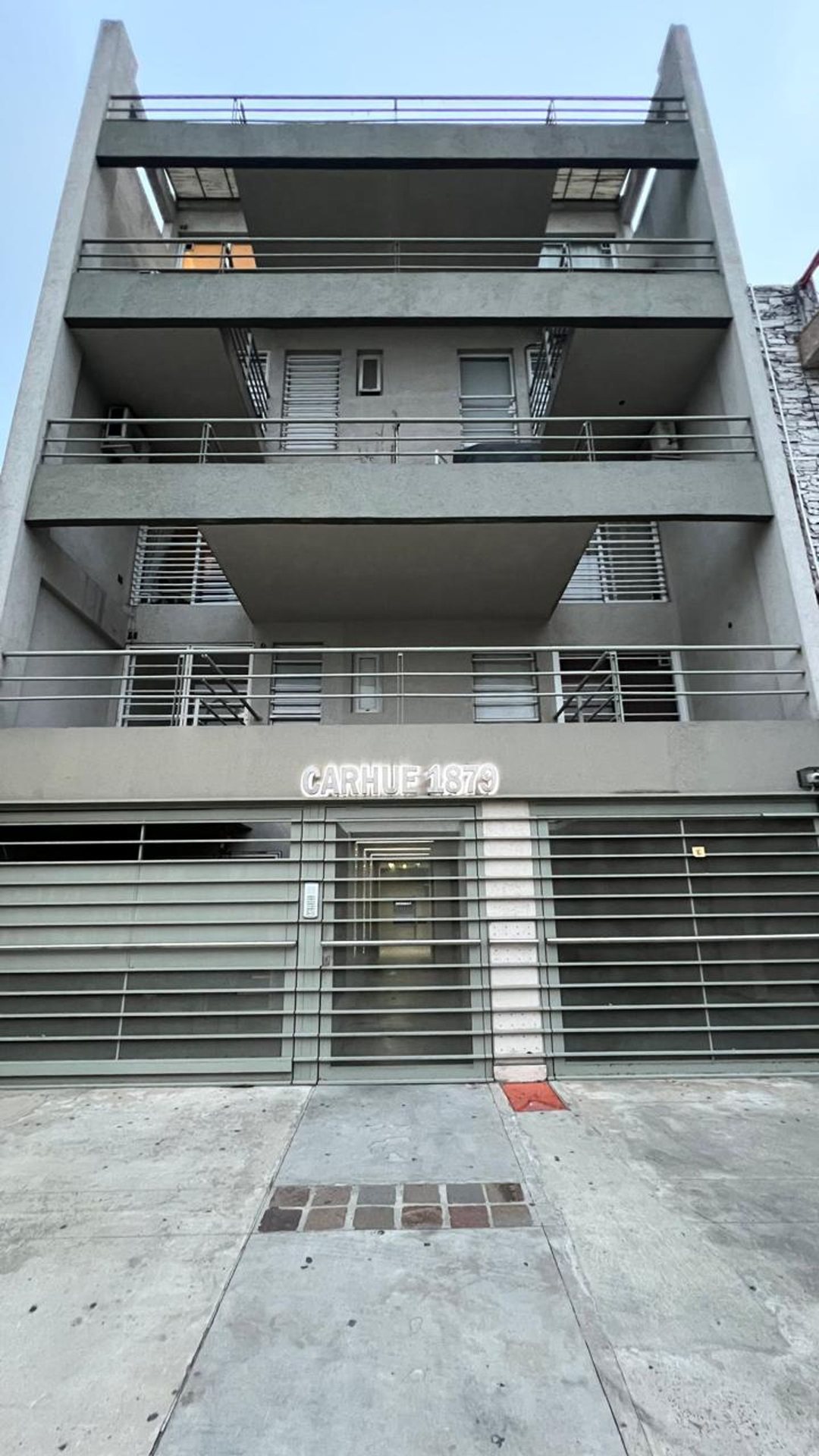 VENTA MONOAMBIENTE CON GRAN PATIO Y PARRILLA