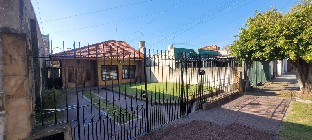 CASA 3 AMBIENTES APTO CREDITO CON GRAN FONDO LIBRE