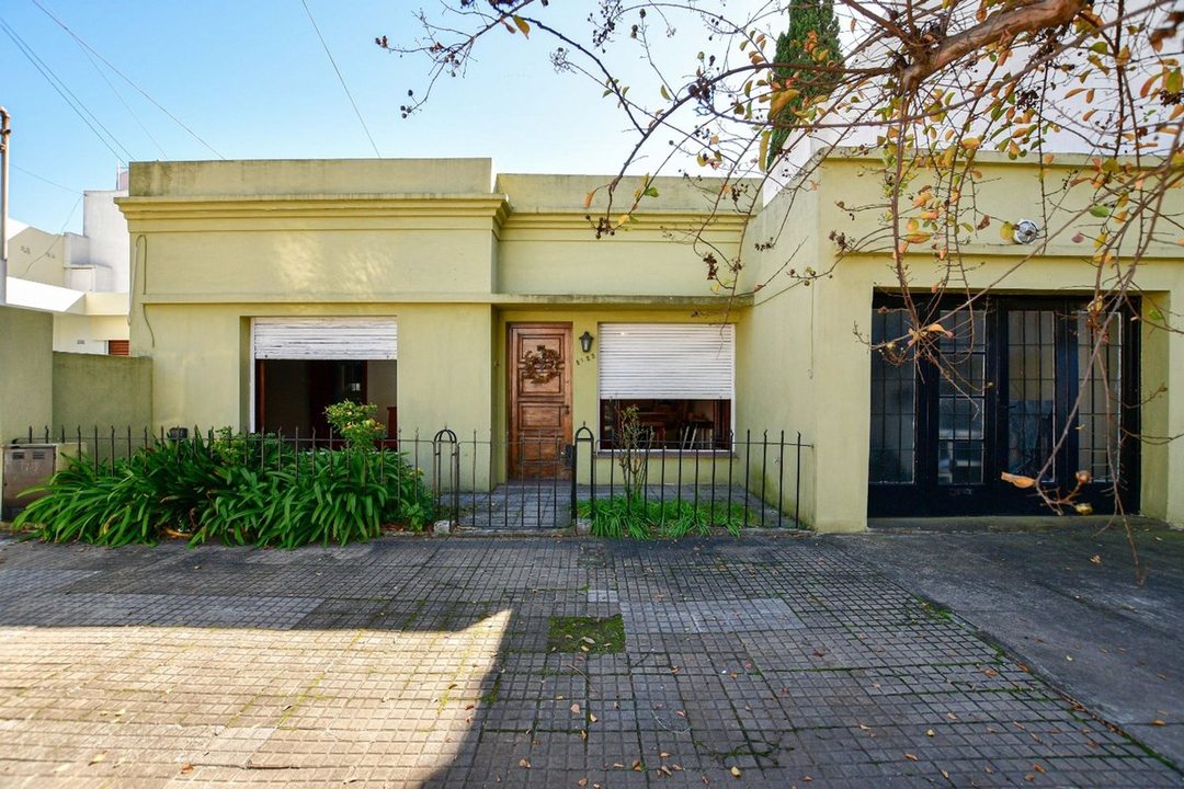 CASA EN VENTA LA PLATA 2 DORMITORIOS