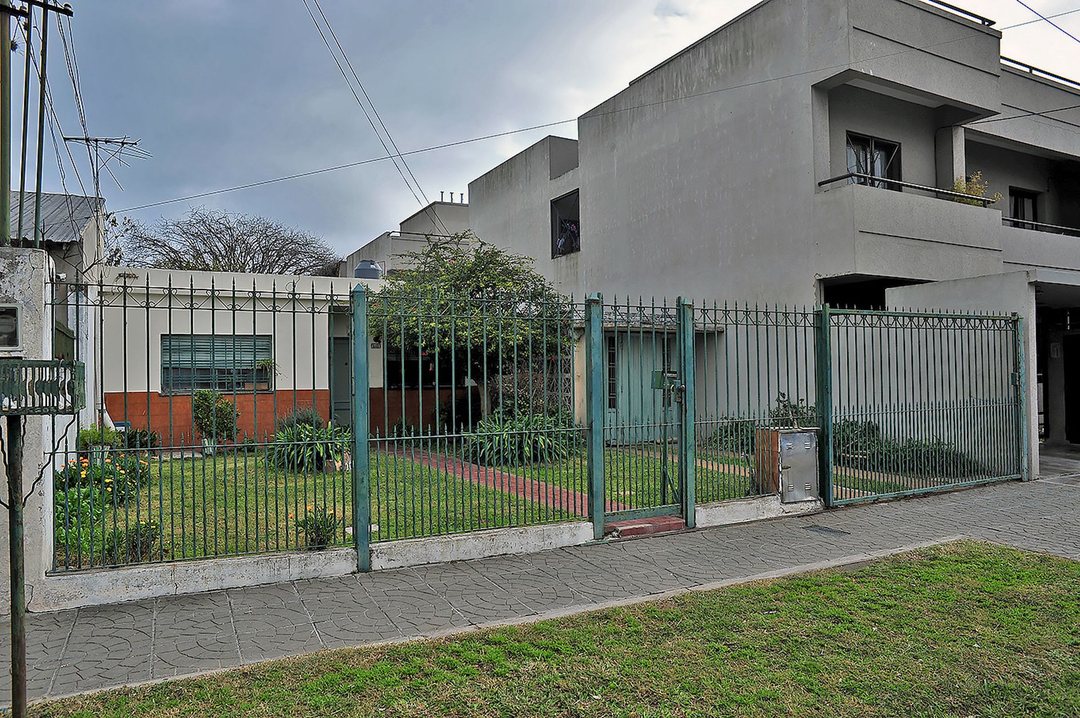 VENTA CASA CON FONDO JARDIN Y COCHERA BERAZATEGUI