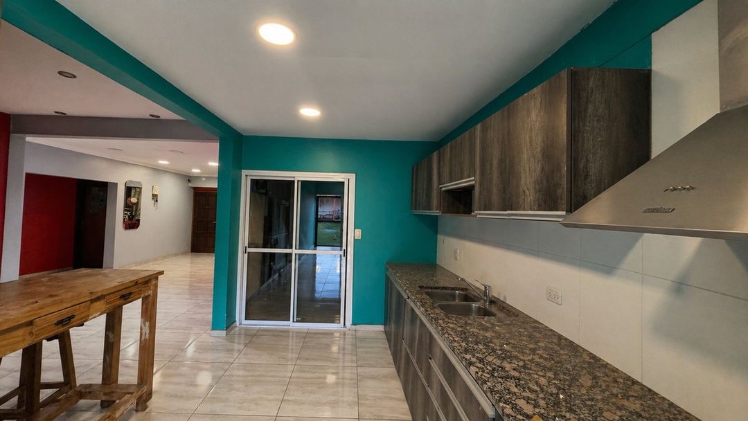 VENTA CASA 4 AMBIENTES C/PARQUE Y COCHERA MERLO
