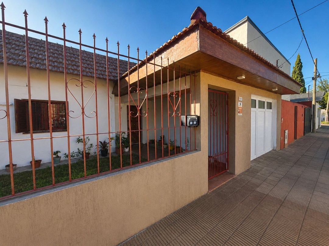 CASA EN VENTA  GONNET