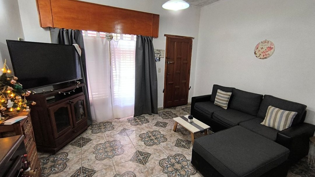 CASA 3 AMB. SALIDA A DOS CALLES, JARDIN Y QUINCHO,