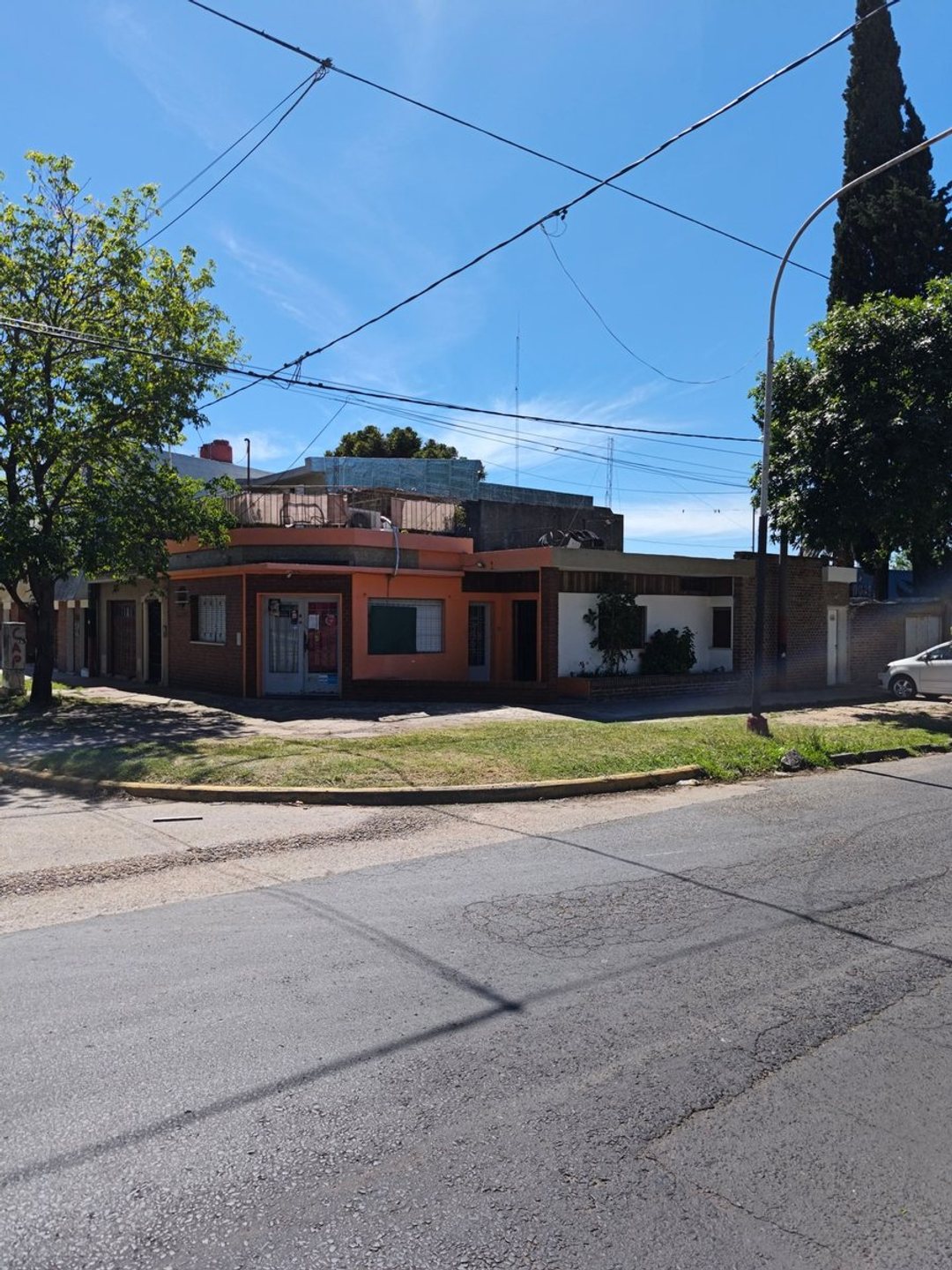 Excepcional casa en esquina y local comercial